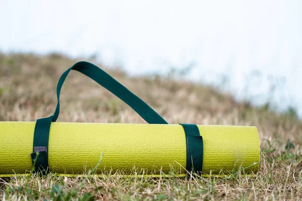 Grüne Yogamatte Auf Dem Rasen Gesundes Leben Fitness Yoga Tageskonzepte — Stockfoto