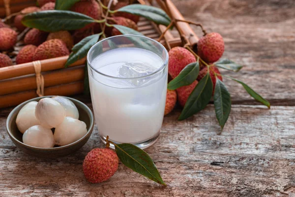 Zoete Lychee Sap Houten Rustieke Achtergrond Sluitingen Van Verse Lychee — Stockfoto