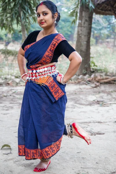 Portret van mooie jonge Indiase klassieke odissi danser draagt traditionele kostuum en poseren Odissi dans mudra in het regenwoud. — Stockfoto