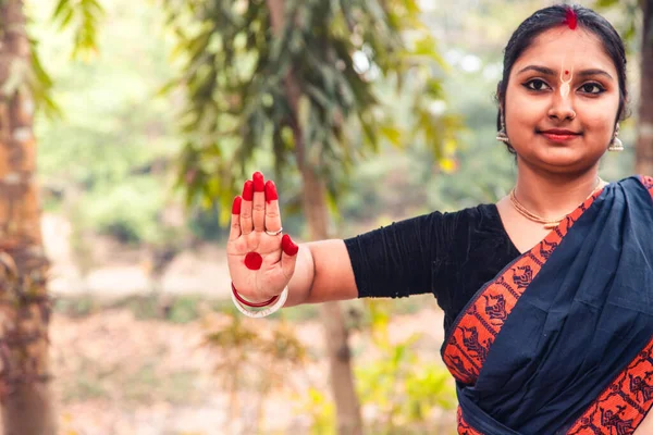 Portret van mooie jonge Indiase klassieke odissi danser draagt traditionele kostuum en poseren Odissi dans mudra in het regenwoud. — Stockfoto