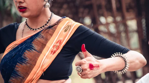 Taniec z indyjskich klasycznych stóp z ghungru. Zamknij się, skopiuj przestrzeń. klasyczna indyjska kultura i tradycje — Zdjęcie stockowe
