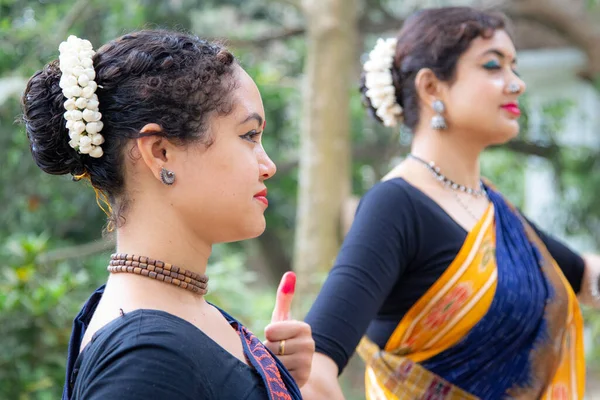 Grupo multinacional de belos jovens dançarinos clássicos odissi usa traje tradicional e posando mudra dança Odissi na floresta tropical . — Fotografia de Stock