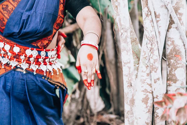 Danza forma pies clásicos indios con ghungru. Cierra, copia el espacio. cultura y tradiciones indias clásicas — Foto de Stock