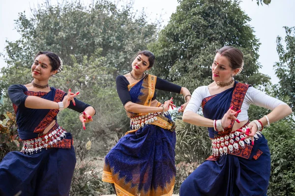 Multinationale groep van mooie jonge klassieke odissi dansers draagt traditioneel kostuum en poseren Odissi dans mudra in het regenwoud. — Stockfoto