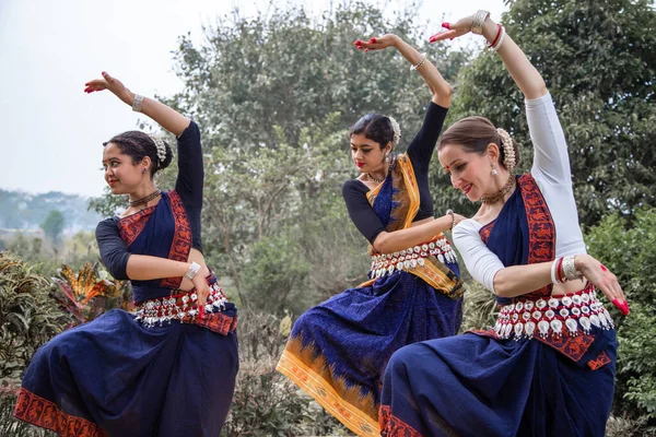 Πολυεθνική ομάδα όμορφων νέων κλασικών χορευτών odissi φοράει παραδοσιακή φορεσιά και θέτει Odissi χορό mudra στο τροπικό δάσος. — Φωτογραφία Αρχείου