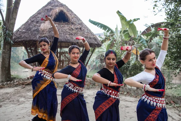 Multinationale groep van mooie jonge klassieke odissi dansers draagt traditioneel kostuum en poseren Odissi dans mudra in het regenwoud. — Stockfoto