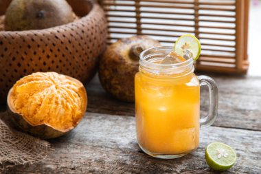 Hindistan 'da Bel Ka Sharbat denilen Bel meyvesi veya ahşap elmadan egzotik meyve suyu. Buzlu soğuk meyve suyu ve ahşap arka planda Bel meyvesi dilimleri. Doğal detoks. Bağışıklık için vitaminler.