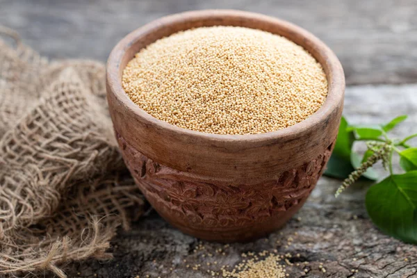 Raw Organic Amaranth Grain in a Bowl witnantine φυτό Amaranth σε ρουστίκ ξύλινο φόντο. Υγιή πολύχρωμα χωρίς γλουτένη έννοια τροφίμων — Φωτογραφία Αρχείου