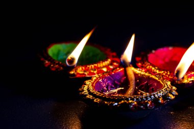 Mutlu Diwali, Shubh Diwali 'de, koyu mavi arkaplanlı süslü seramik gaz lambası diya, kopyalama alanı