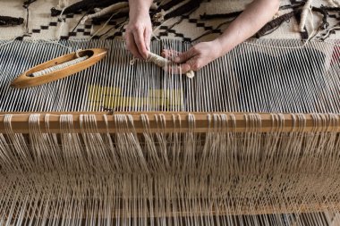 Macar saf dokuma. Geleneksel el-tezgah Transylvania'da halılar için dokuma.