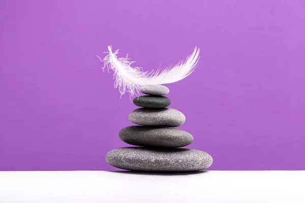 Meditation Stenar Och Plume Isolerad Färgbakgrund Spa Stones Behandling Scen — Stockfoto