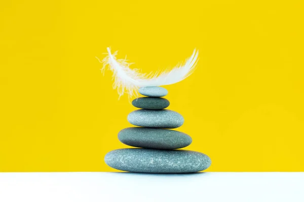 Meditation Stones Plume Isolated Color Background Spa Stones Treatment Scene — Stock Photo, Image