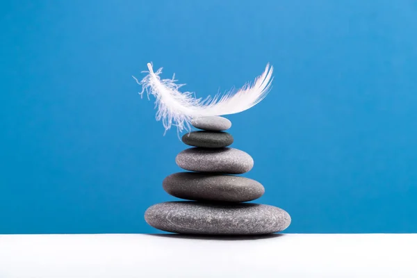 Meditation Stenar Och Plume Isolerad Färgbakgrund Spa Stones Behandling Scen — Stockfoto