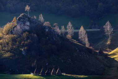 Sonbahar manzara saman yığını ile dağlarda. Geleneksel saman yığınları, Romanya'nın tipik kırsal sahne. 