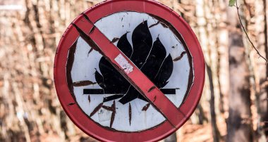 Eski paslı imzalamak veya hiçbir kamp ateşi sembolü, bir ateş yakıp değil. Açık alev iz yok befor orman arka plan.