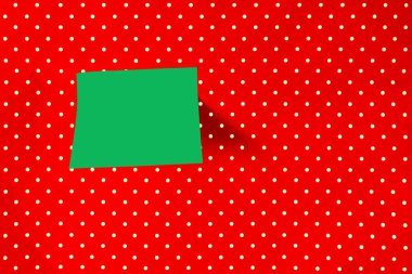 Yapışkan Not kırmızı puantiyeli arka plan üzerinde. Süre kırmızı zemin üzerine noktalar.