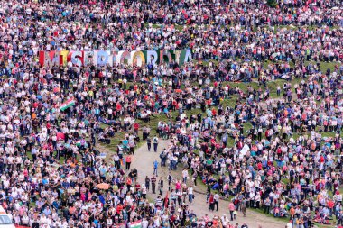 Katolik hacılar Pentecost kutlamak için bir araya. Sumuleu Ciuc, Romanya - Mayıs 2018: Macar Katolik hacılar, Şavuot kutlamak için Csiksomlyo içinde toplama insan kalabalığı. Dini olay Szekler ulusal kimlik bir semboldür.