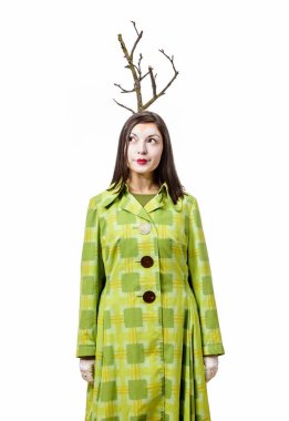 Mutlu palyaço takım elbise ve bir şube büyüyor başını, beyaz arka plan üzerinde izole.