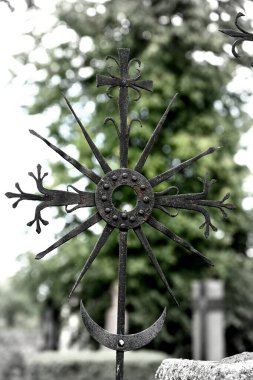 Siyah beyaz bir metal zincirin yakın plan görüntüsü.