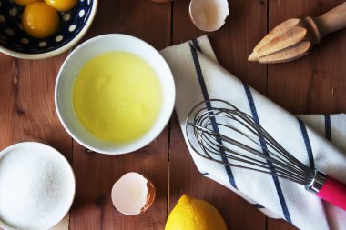 Küçük bir kapta yumurta sarısını ayrılması ve ve Çırpma yumurta akı ve sarısı için hazırlık.