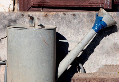 Eski sulama olabilir. Eski moda Bahçe Ekipmanları.