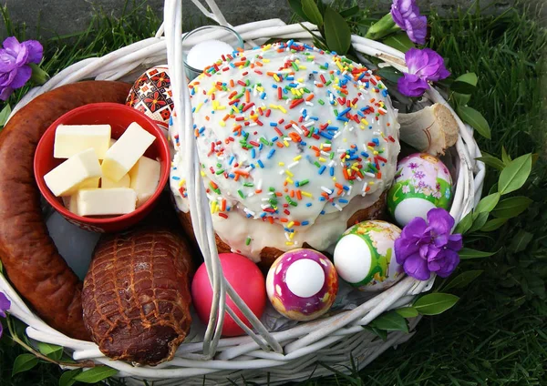 Традиционная пасхальная корзина с тортом кулич украинского стиля и цветными яйцами — стоковое фото