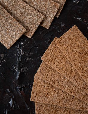 Kara tahta zemin üzerine kızarmış çavdar kraker