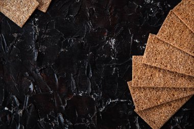 Kara tahta zemin üzerine kızarmış çavdar kraker