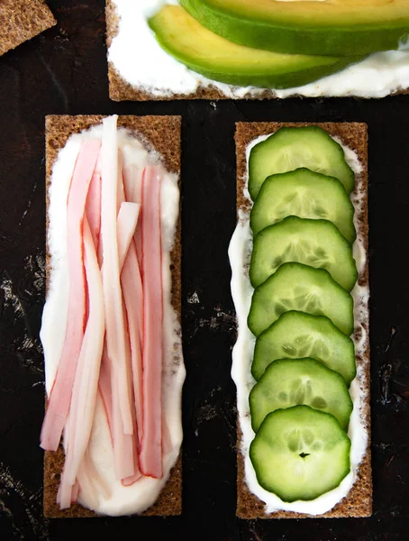 Sándwiches de centeno diferentes saludables de pan crujiente de centeno de grano entero. El concepto de alimentación saludable — Foto de Stock