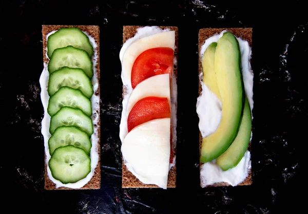 Sándwiches de centeno diferentes saludables de pan crujiente de centeno de grano entero. El concepto de alimentación saludable — Foto de Stock