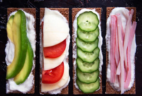 Sándwiches de centeno diferentes saludables de pan crujiente de centeno de grano entero. El concepto de alimentación saludable — Foto de Stock