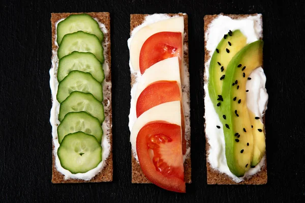 Sándwiches de centeno diferentes saludables de pan crujiente de centeno de grano entero. El concepto de alimentación saludable — Foto de Stock