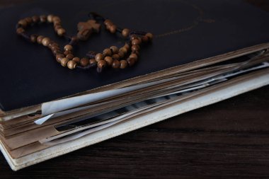 Eski kitaplar üzerinde ahşap tespih. Ahşap arka plan