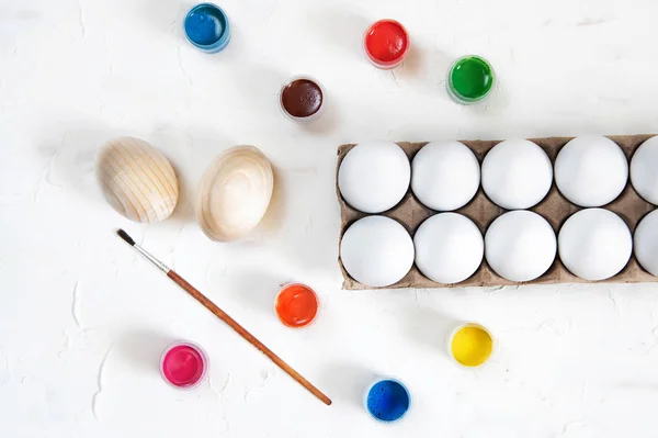 Eggs and paints on a white background. Coloring easter eggs — Stock Photo, Image