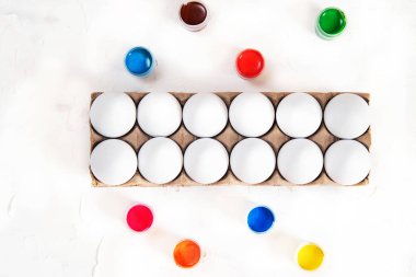 Beyaz yumurta ve beyaz bir arka plan boyar. Boyama Paskalya yumurtaları