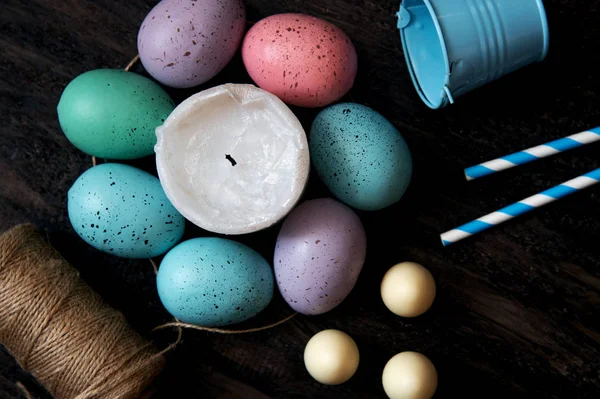 Инструменты для покраски яиц на Пасху на черном фоне, ручная работа — стоковое фото