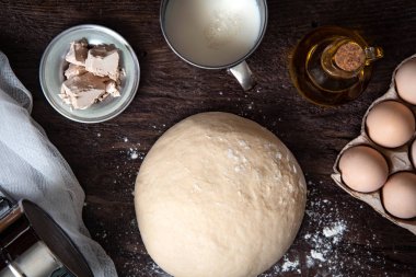 Ham hamur ve ingridients, gıda düz mutfak masası arka plan üzerinde yatıyordu