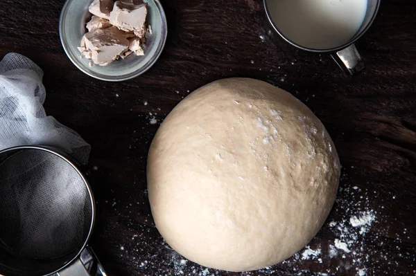 Masa cruda e ingridientes, comida plana yacía sobre fondo de mesa de cocina —  Fotos de Stock