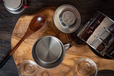 Ahşap arka plan üzerinde çeşitli mutfak eşyaları