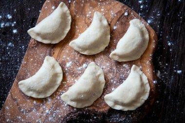 Çiğ köfte ve patates. Tahtadaki hamur tatlısı.