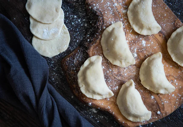 Gnocco crudo con patate. Gnocchi di preparazione su una tavola di legno — Foto Stock