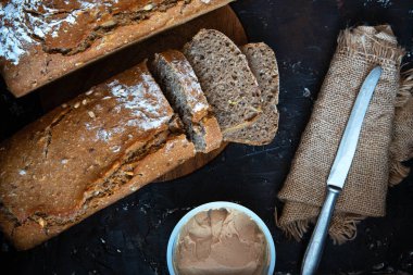 Taze pişmiş tahıllı ekmek dilimlenmiş ve ezilmiş..