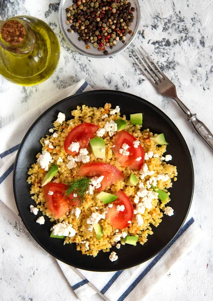 Porridge Bulgur Con Pomodori Avocado Formaggio Feta Sfondo Bianco — Foto Stock