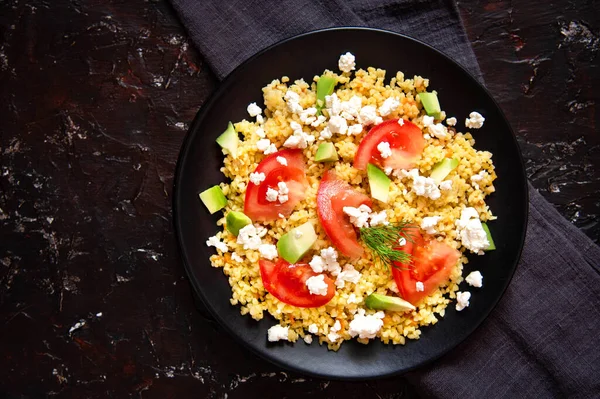 Porridge Bulgur Con Pomodori Avocado Formaggio Feta Sfondo Scuro — Foto Stock