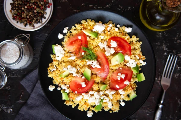 Insalata Bulgur Fresca Con Pomodori Avocado Formaggio Feta Insalata Vegetariana — Foto Stock