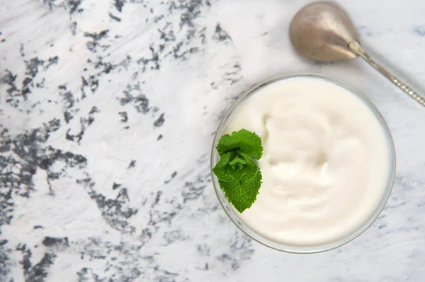 Домашний йогурт или сметана в миске — стоковое фото