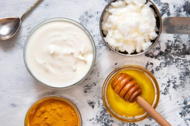 Doğal yüz maskesi, zerdeçal tozu, bal, hindistan cevizi yağı ve yoğurt. Doğal Kozmetik