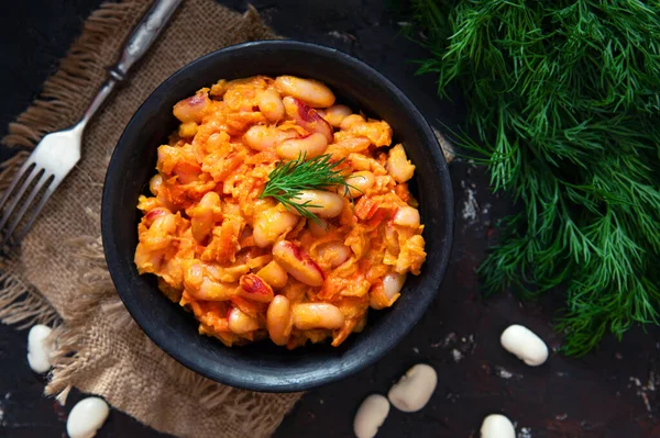 Fagioli bianchi stufati con carota in salsa di pomodoro — Foto Stock