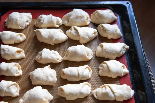 Piccoli Cornetti Fatti Casa Nella Forma Prima Cottura — Foto Stock