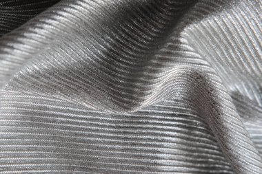 Gümüş kumaş dalgalar atılır. Siyah ve beyaz tuval malzeme Tekstil.